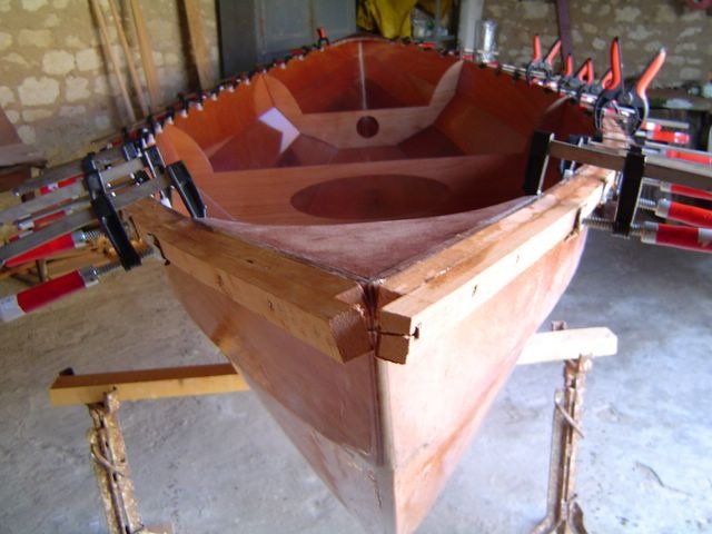 Collage du second pli du liston : Bruno a rassembl&eacute; une belle collection de presses et de pinces ! 