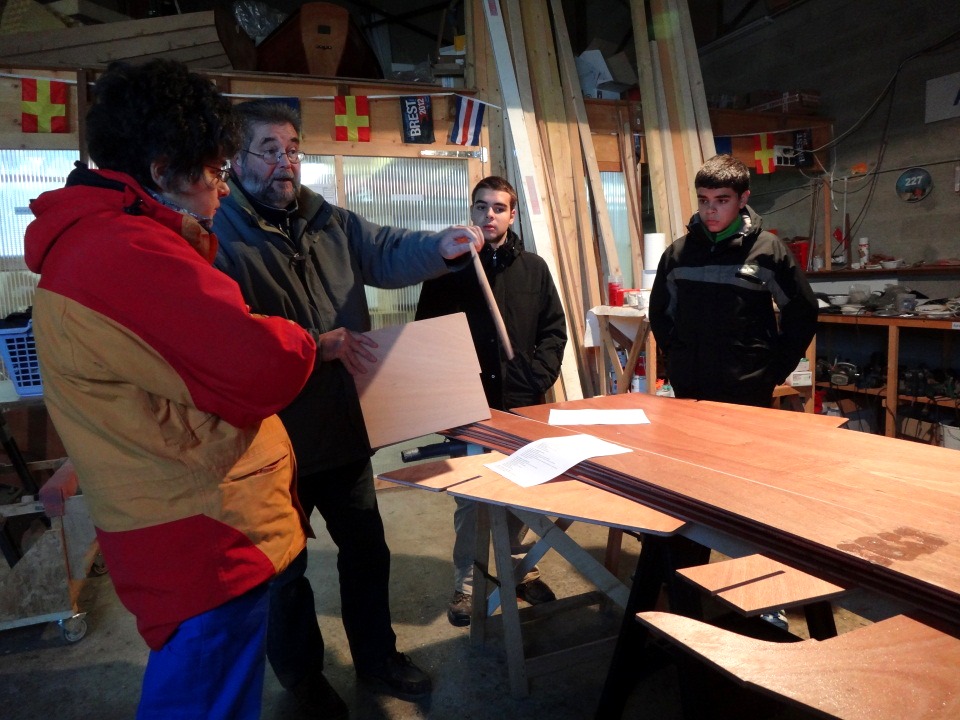 J'acueille ce dimanche matin toute une famille (parents et deux gar&ccedil;ons) venant de Toulouse pour construire un PassageMaker Dinghy en 8 jours &agrave; l'atelier. Nous commen&ccedil;ons par d&eacute;tailler le planning de ces 8 journ&eacute;es tout en d&eacute;couvrant les &eacute;l&eacute;ments du kits, dont j'ai dont j'ai pr&eacute;alablement coll&eacute; tous les joints et sur lesquels j'ai d&eacute;ja pass&eacute; une premi&egrave;re couche d'imp&eacute;gnation &eacute;poxy. Sur l'image de gauche &agrave; droite : Marie-Pierre, Cyrille, Denis, et c'est Jean qui fait la photo. 