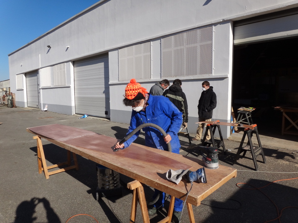 Marie-Pierre passe un petit coup d'aspirateur pour d&eacute;poussi&eacute;rer la sole et celle-ci sera pr&ecirc;te &agrave; l'emploi. 