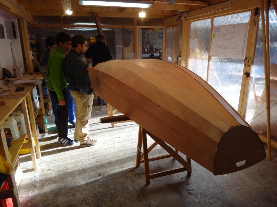 Nous avons rentr&eacute; la coque au chaud, avons fait les joints-cong&eacute;s qui tiendront la marotte et le tableau, ainsi que les membrures avant et arri&egrave;re. Nous n'avons pas coll&eacute; la membrure centrale que nous allons d&eacute;monter tr&egrave;s prochainement. Nous avons ensuite retourn&eacute; la coque afin de proc&eacute;der au premier collage des panneaux de coque &agrave; l'&eacute;poxy. 