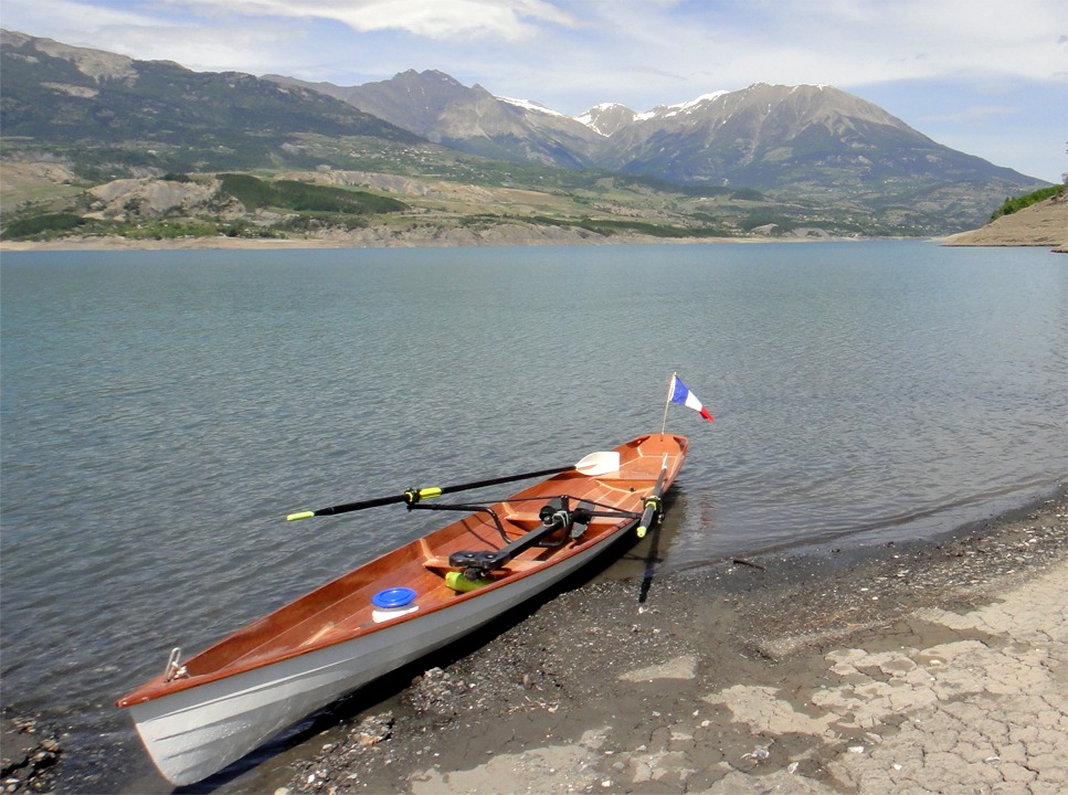 François m'envoie une nouvelle photo de son magnifique Wherry d'Annapolis sur le lac de Serre-Ponçon, où il s'entraine pour participer à la Vogalonga, qui se tiendra le 12 juin prochain sur la lagune de Venise. Ceux qui ne l'envient pas sont des petits menteurs ! 