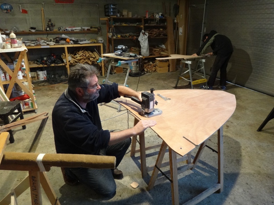 Je finis l'ajustage du passage du m&acirc;t &agrave; travers le trou de l'&eacute;tambrai avant de coller le si&egrave;ge en place. 