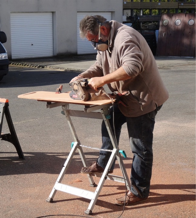 La quantit&eacute; de sciure et de copeaux rouges (couleur du contreplaqu&eacute; makor&eacute;) sur le sol t&eacute;moigne que ce travail est salissant. Nous passerons un coup d'aspirateur pour &eacute;liminer l'essentiel de cette pollution, &agrave; la grande joie des voisins ! 
