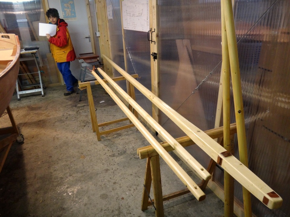 Nous avons rentr&eacute; le PassageMaker Dinghy au chaud car nous avons pass&eacute; une couche d'&eacute;poxy sur les listons, ainsi que sur les espars que voici. 