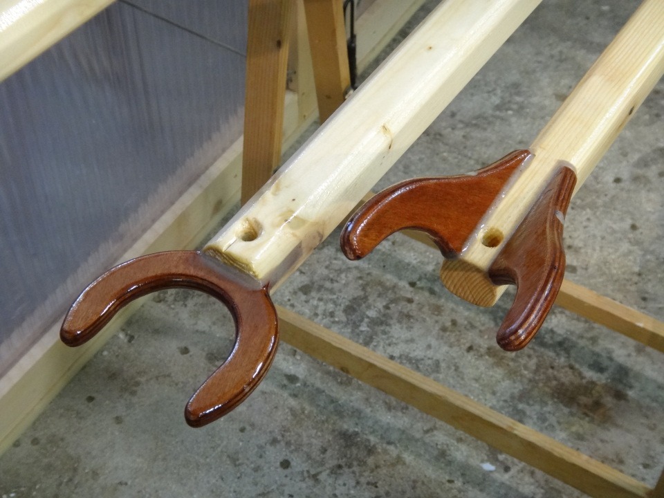 Gros plan sur les encornats de b&ocirc;me et de vergue. Nous arr&ecirc;tons le travail &agrave; midi ce samedi afin de garder un peu de temps pour des activit&eacute;s familiales ou touristiques. 