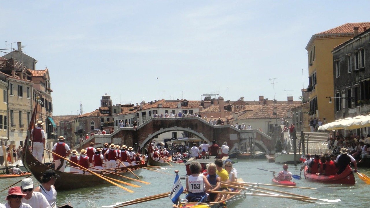L&eacute;gende de Fran&ccedil;ois : "Sous le pont Tre Archi, c'est la folie, embouteillage et acclamations." 