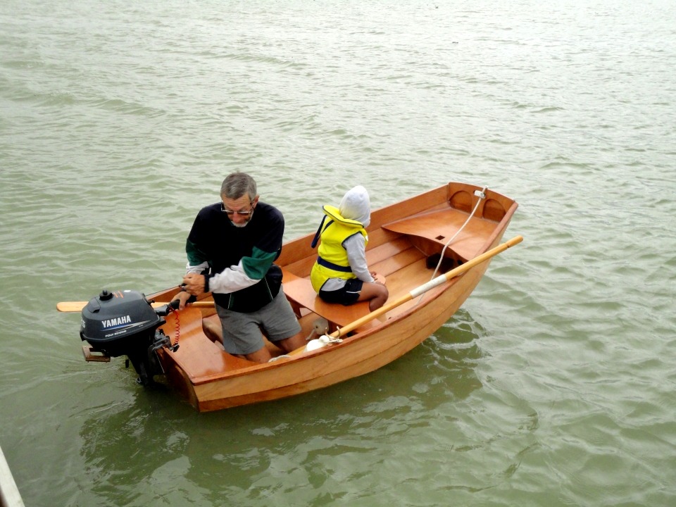 Jean-Ren&eacute; nous envoie la s&eacute;quence d'images suivante des essais de la Prame d'Eastport qu'il a construit en ce d&eacute;but d'&eacute;t&eacute; pour l'utiliser comme annexe sur le havre de Regn&eacute;ville sur la cot&eacute; ouest du Cotentin. Jean-Ren&eacute; nous &eacute;crit : &laquo; (...) le bateau est construit. merci pour les conseils, le livret est TRES bien fait. &raquo;
