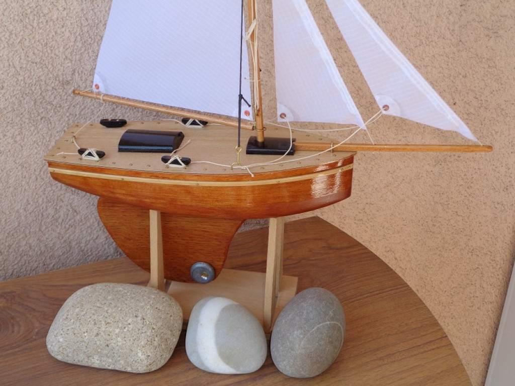 Bernard nous envoie cette photo du magnifique voilier de bassin qu'il a construit pour le confinement. Bernard, pourquoi pas publier une jauge et un programme de régates pour se rencontrer au bord des bassins maintenant que c'est possible (à moins de 10 personnes et à moins de 100 km de son chez-soi) ? 