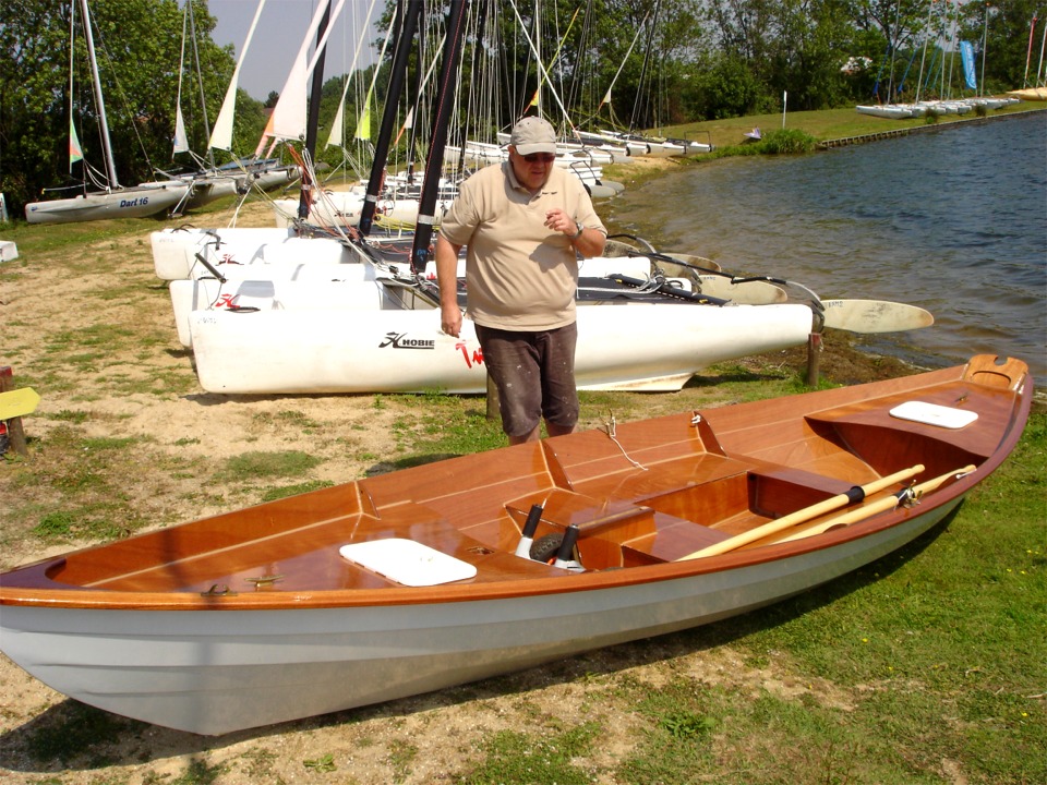 Olivier nous envoie une image d'une sortie d'essai à l'aviron de son "Paprika" sur le lac d'Armentières. "Paprika" est le Doris 17 "modifié voile" qu'Olivier a construit en novembre-décembre dernier en "construction accompagnée". Olivier a prévu de baptiser officiellement "Paprika" lorsqu'il aura réalisé son gréement (misaine au tiers). 