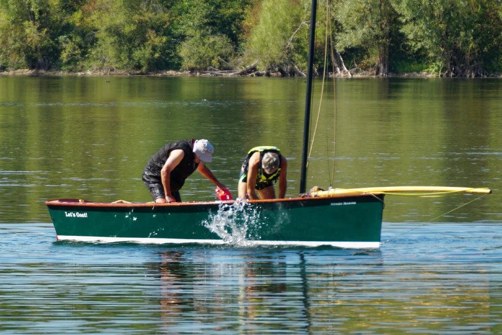 Plus qu'à vider. Le pluka vaut ici une trentaine de seaux d'eau, facile à deux avec de grands récipients, mais ce sera long et difficile si on n'a pris qu'une petite écope. Je réfléchis d'ailleurs à l'installation d'une pompe de cale électrique à déclenchement automatique, qui éviterait d'avoir à gérer cet aspect du redémarrage. J'avais prévu un atelier chavirage au RAM 2020, il est aussi reporté au RAM 2021. Rappelez-vous qu'il y a des douches chaudes à l'école de voile de Giffaumont ! Il reste aussi tout plein de choses à dire sur l'art du chavirage : l'étanchéité des sacs du même nom et des trappes, le fait que tout ce qui n'est pas saisi ni sécurisé se sauve, la nécessité d'organiser l'assistance au chaviré qui ne doit pas être l'occasion d'une mini bataille navale impromptue autour de l'épave, etc.