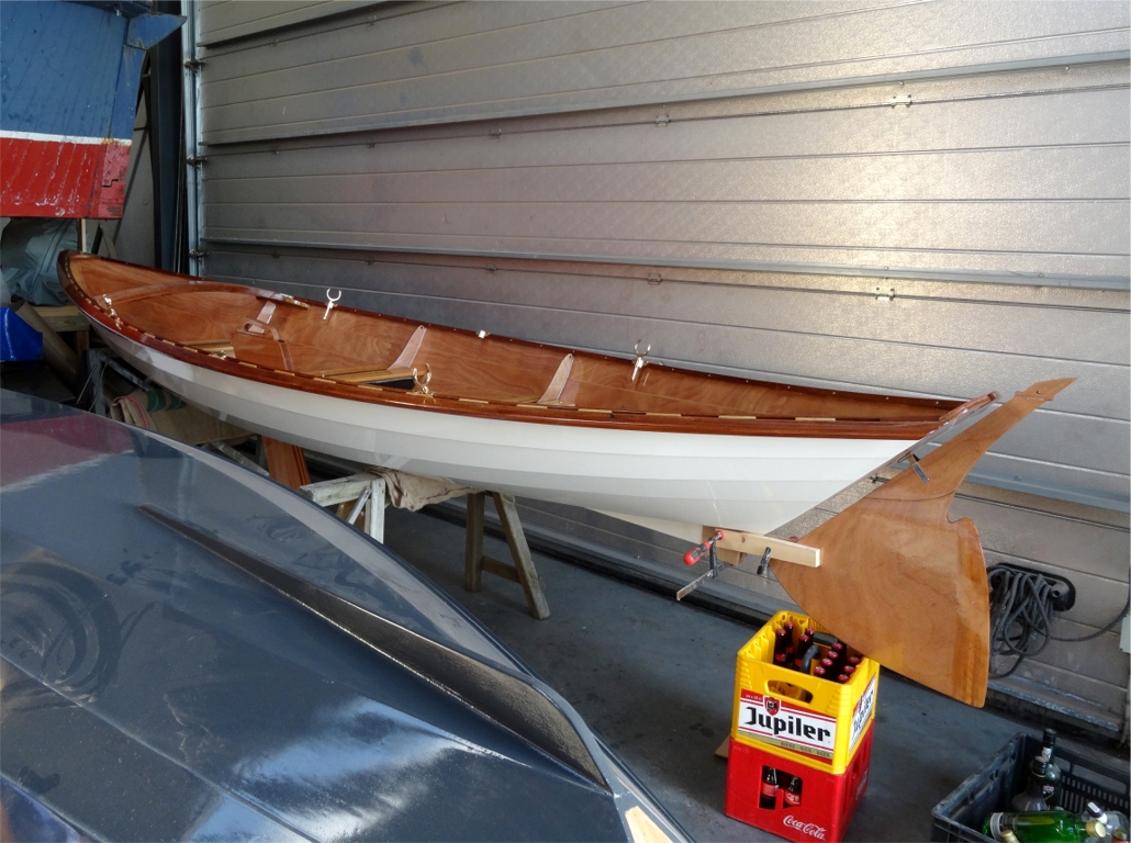 Et voici pour terminer 3 images de quatre Doris 17 construits &agrave; Blankenberge en Belgique. Notez avec quoi on cale un gouvernail en cours de fixation... 