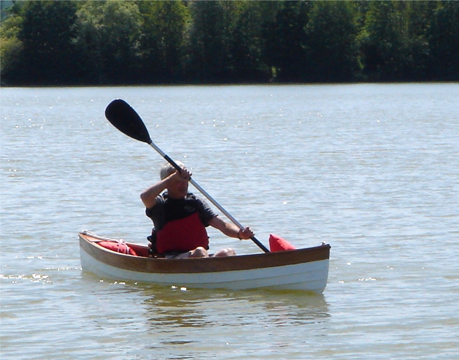 Dominique m'envoie cette photo du joli Sassafras 12 qu'il a construit sur plans : "Il est tr&egrave;s agreable sur l'eau : la position basse, &agrave; la Caillebotte,&nbsp;du canotier est n&eacute;cessaire pour avoir une bonne stabilit&eacute;. Seule surprise : son poids plus proche des 20 que des 15 kg(*), il est vrai que je l'ai entoil&eacute; exterieur et interieur. et que j'ai utilis&eacute; du contreplaqu&eacute; ext&eacute;rieur de 5mm."&nbsp;