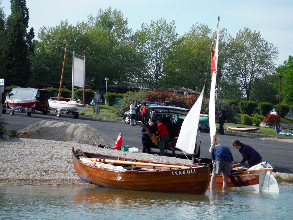 L'Elorn Txakoli et le Doryplume Cap93. On voit sur la cale plusieurs bateaux prêts à mettre à l'eau. 