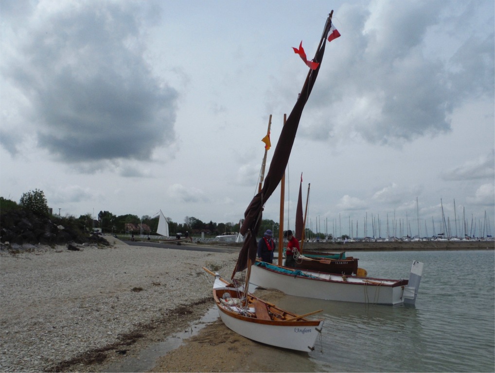 L'Anglore devant le Goat Island Skiff Takka, Txakoli, le Silmaril, et sur la cale, ma Yole de Chester gréée. 