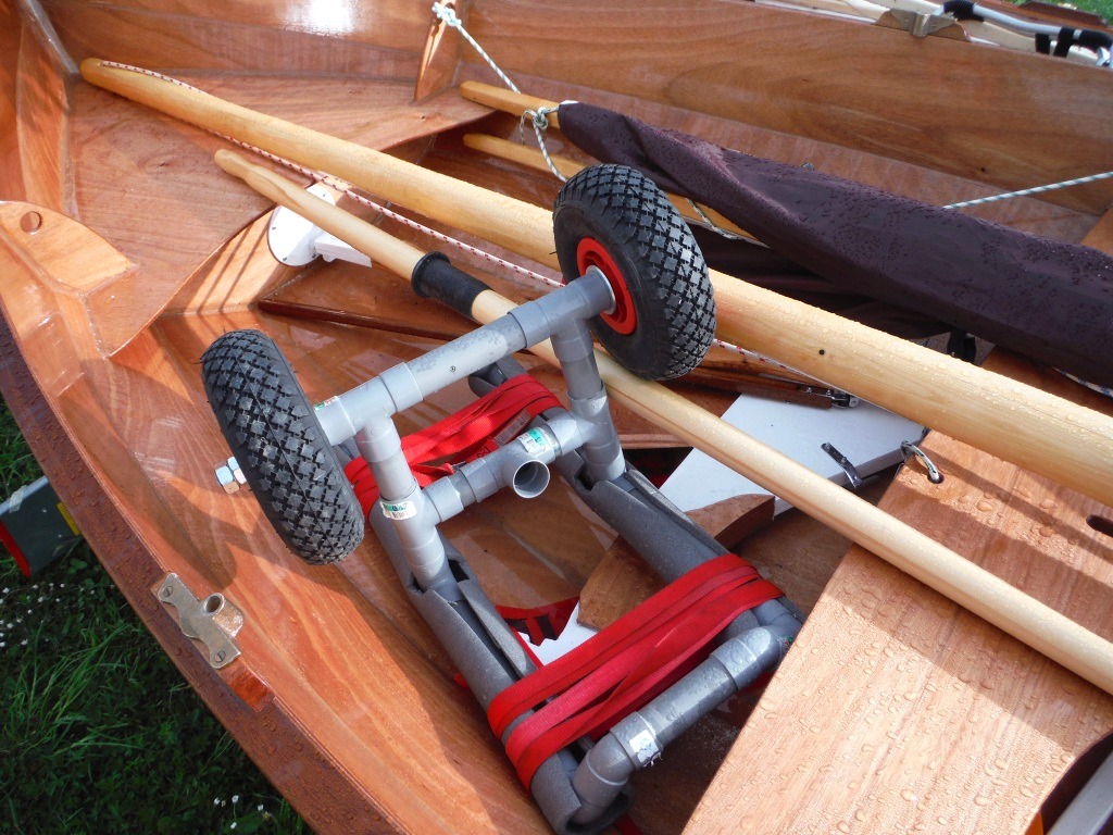 Le chariot en tube PVC du Skerry Méaban. Beaucoup de constructeurs de petits bateaux se construisent ensuite un chariot en PVC, et il sera intéressant d'organiser une conférence sur ce sujet lors d'une future édition de ce rassemblement. 