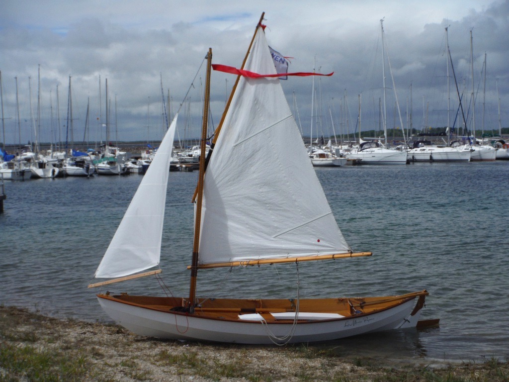 La Marie Pupuce avec son nouveau foc à balestron et deux ris dans sa grand-voile. 