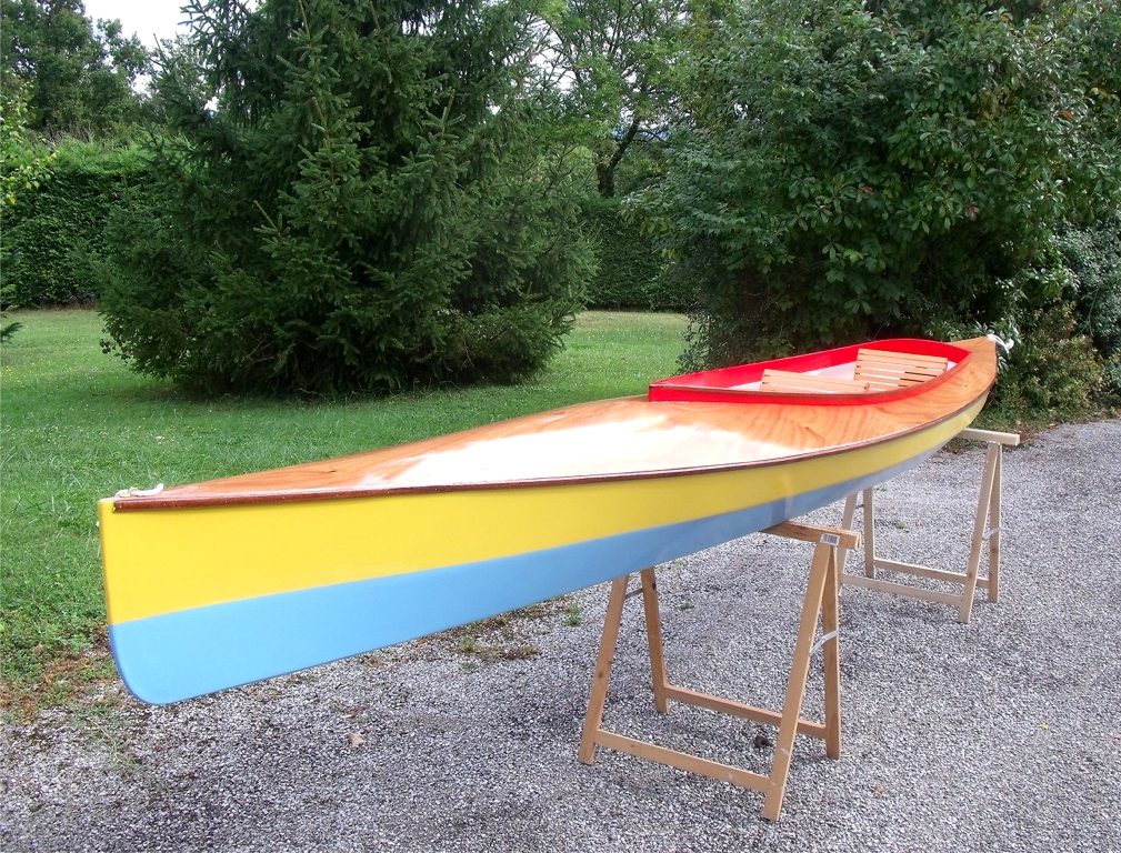 Serge m'envoie les deux photos suivantes du lancement du magnifique (et tr&egrave;s color&eacute; !) Mill Creek 16.5 qu'il a construit cet &eacute;t&eacute; &agrave; partir d'un kit.