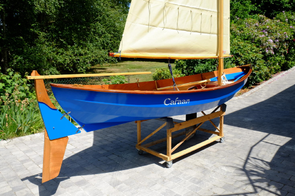 Tr&egrave;s joli bleu pour cette peinture impeccable. Le nom "Cafaan" est form&eacute; avec les deux premi&egrave;res lettres du pr&eacute;nom des trois filles de Fran&ccedil;ois. 