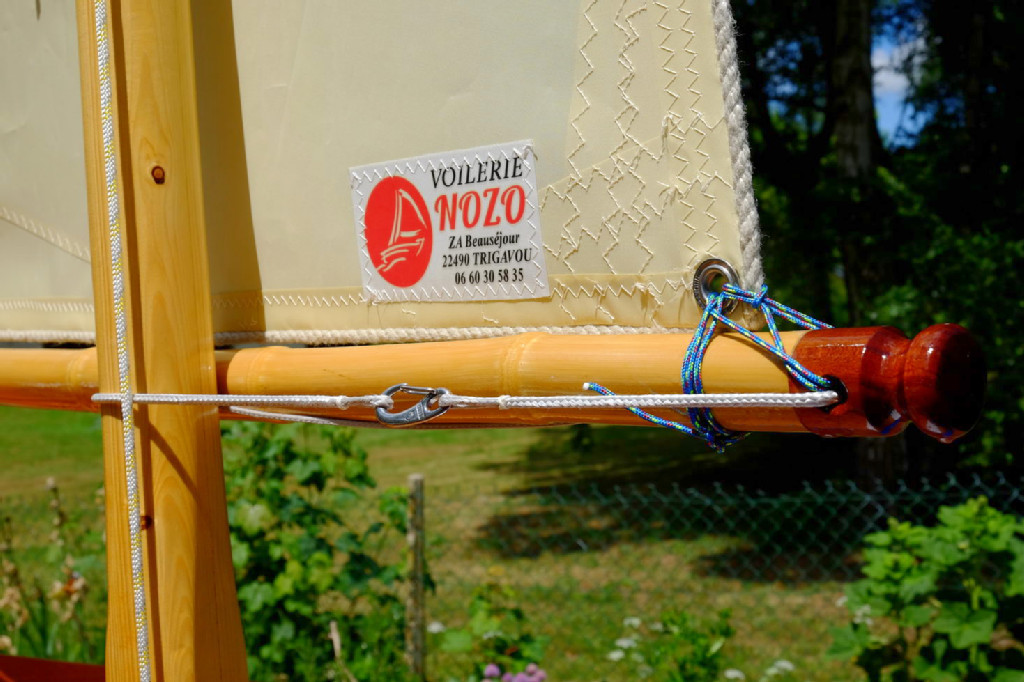 Fran&ccedil;ois me dit qu'il a utilis&eacute; du bambou qu'il fait pousser dans son jardin pour faire sa b&ocirc;me et sa vergue. On voit ici comment il cr&eacute;e un capelage aux extr&eacute;mit&eacute;s des bambous en ins&eacute;rant une pi&egrave;ce de bois tourn&eacute;. 