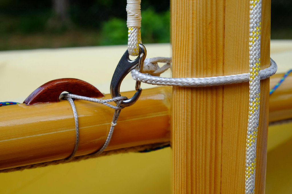 Fran&ccedil;ois me dit aussi avoir utilis&eacute; beaucoup de dyneema pour remplacer des pi&egrave;ces d'accastillage, comme ce rocambeau. 