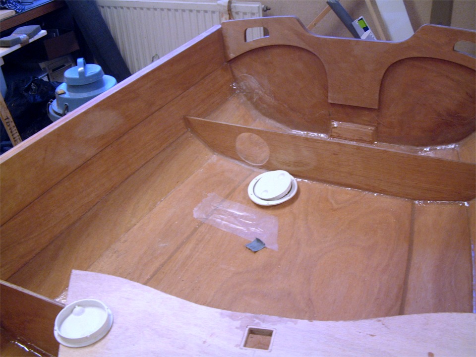 L'int&eacute;rieur de la prame de Pierre. Le haut du tableau est renforc&eacute; par le doublage de cette pi&egrave;ce ajour&eacute;e, et on aper&ccedil;oit la cale coll&eacute;e en bas qui permettra de visser le f&eacute;melot du bas (le tableau ne fait que 9 mm d'&eacute;paisseur). La pi&egrave;ce pos&eacute;e au premier plan est le si&egrave;ge/pontage avant et on aper&ccedil;oit le trou carr&eacute; de l'&eacute;tambrai, que Pierre a r&eacute;duit en collant de petites cales car il est tr&egrave;s largement dimensionn&eacute;.