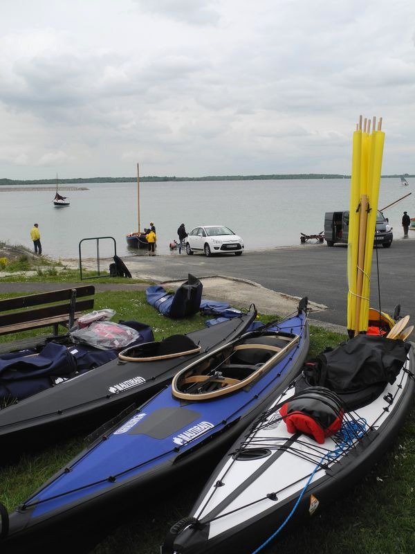 Marc est le skipper du Grand Narak de droite, nommé Piteraq, et gréé de la voile jaune en éventail. Voilà pourquoi l'essentiel de ses photos est consacré aux kayaks Nautiraid. 