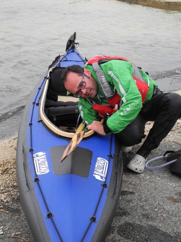 Guillaume a perdu une pièce de 10 centimes dans son bateau, et il tente de retrouver sa pièce au toucher seul : bonne chance, Guillaume ! 