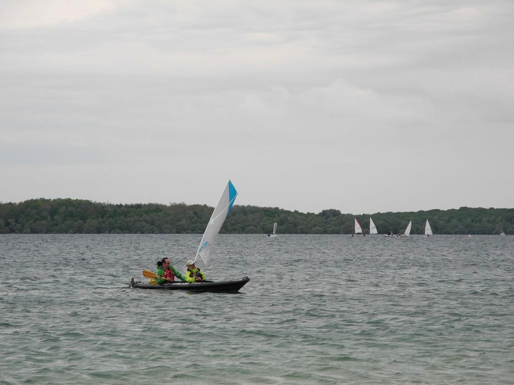 Guillaume m'a juste dit que le gréement était un peu musclé pour un kayak mono, mais ça a l'air intéressant en double. 