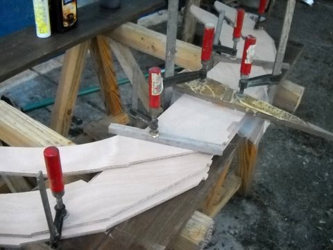 Collage des membrures. Bernard les a empilées pour le pressage, en les séparant avec du film plastique afin qu'elles ne collent pas les unes aux autres. 