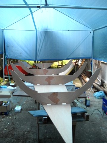 Essayage des membrures sur la sole, et vue de la tente qui abrite le chantier. Bernard me dit que celle-ci a été mise à mal par les orages récents, mais tout est maintenant rentré dans l'ordre. 