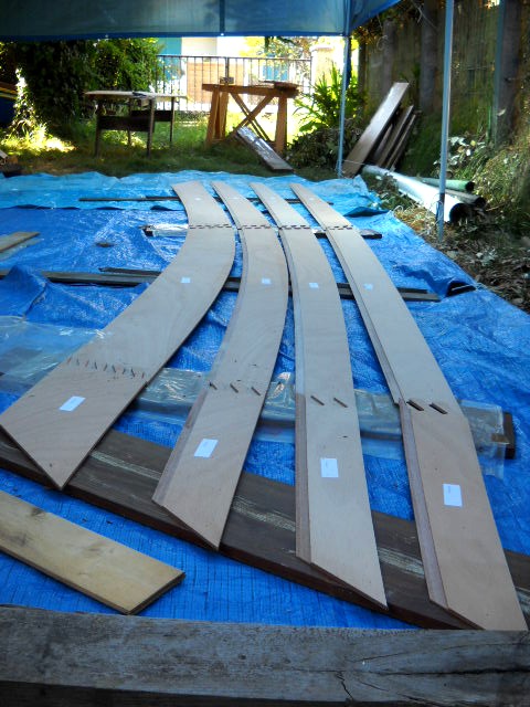 Voici les quatre paires de bord&eacute;s pr&eacute;-assembl&eacute;es. 