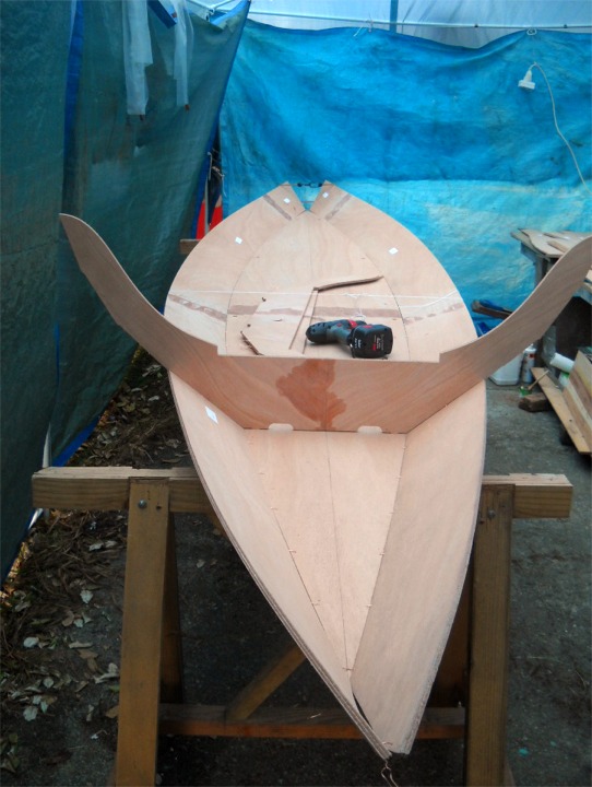 Les neuf photos suivantes nous sont envoy�es par Bernard, qui construit un Doris 17 sur le bassin d'Arcachon. Ici, Bernard met en place la membrure 1, apr�s avoir sutur� les deux premiers bord�s � la sole.