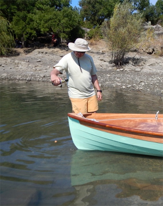 Quelques gouttes de Champagne pour baptiser l'esquif... 