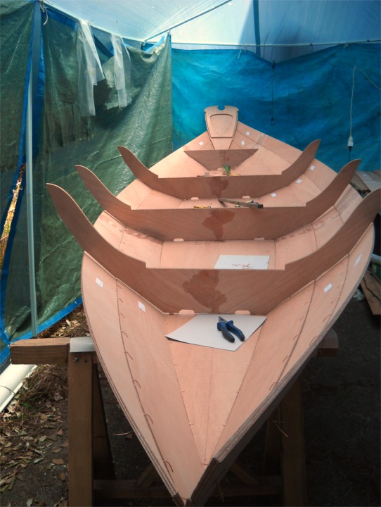 Les quatre membrures sont en place, le second bord� tribord est sutur�, alors que sur babord, le bord� 3 est d�j� en place.