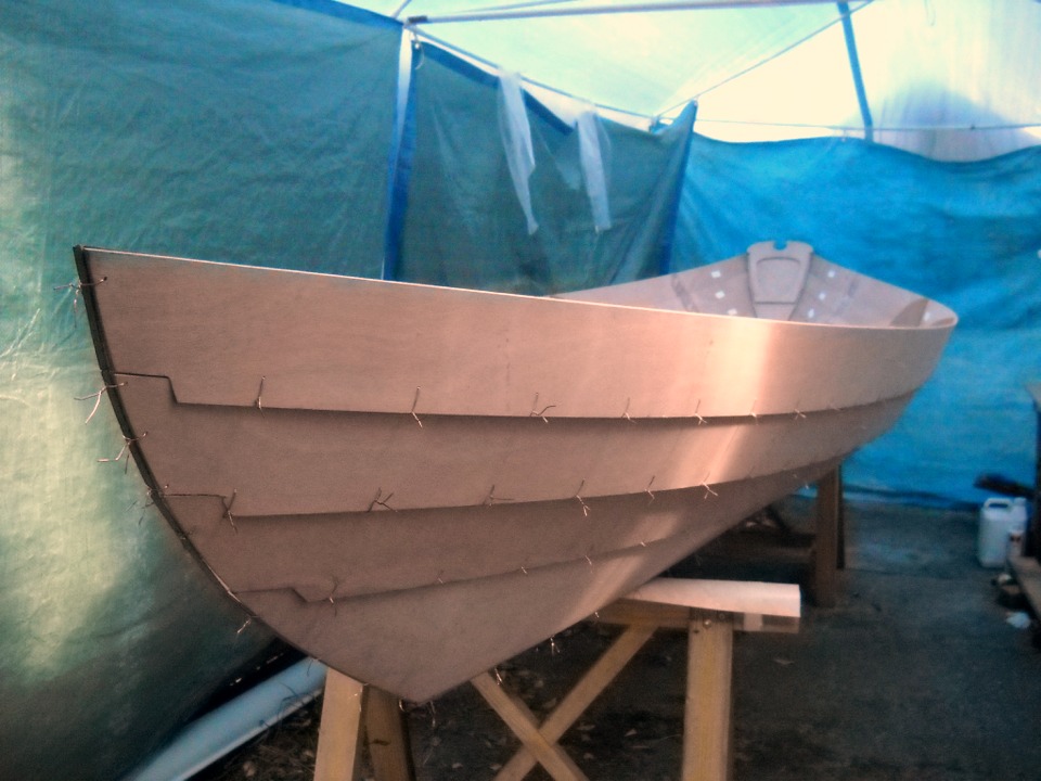 Ca y est, la coque est totalement bord�e. Cette vue montre clairement les "r�blures" des bord�s � l'�trave, qui font la transition entre le recouvrement des clins et l'�trave � franc-bord.