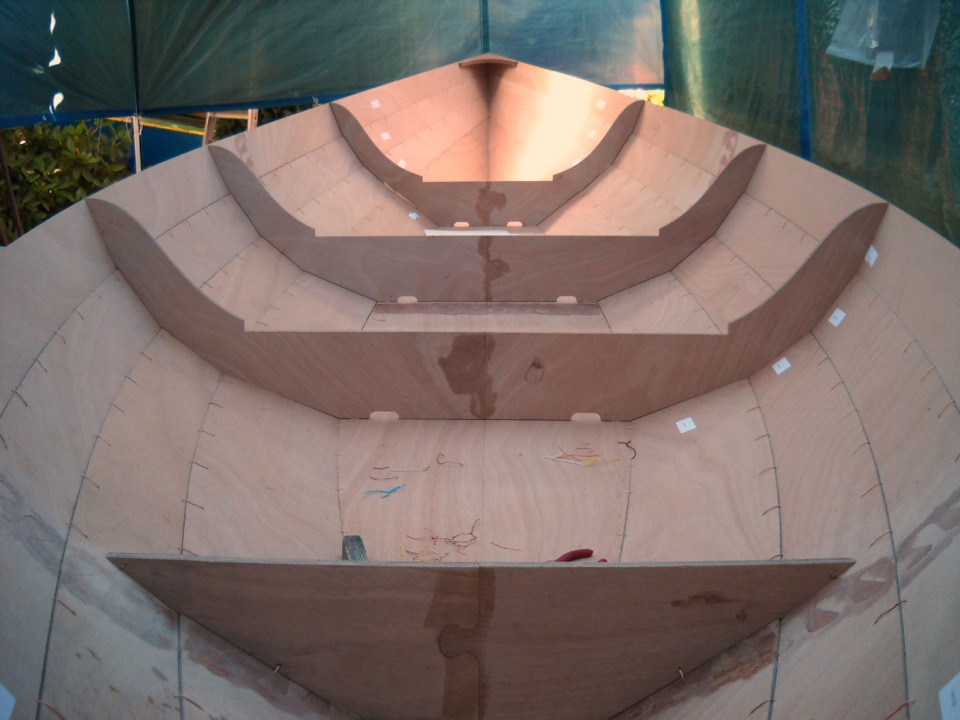 Volume impressionnant pour cette coque de 5.18 m de long par 1.42 m de large ! Sa finesse � la sole garantit n�anmoins un bon potentiel de vitesse � l'aviron (on peut d'ailleurs installer le portant � si�ge coulissant Piantedosi dans le Doris 17). Ici vue du tableau vers la proue.