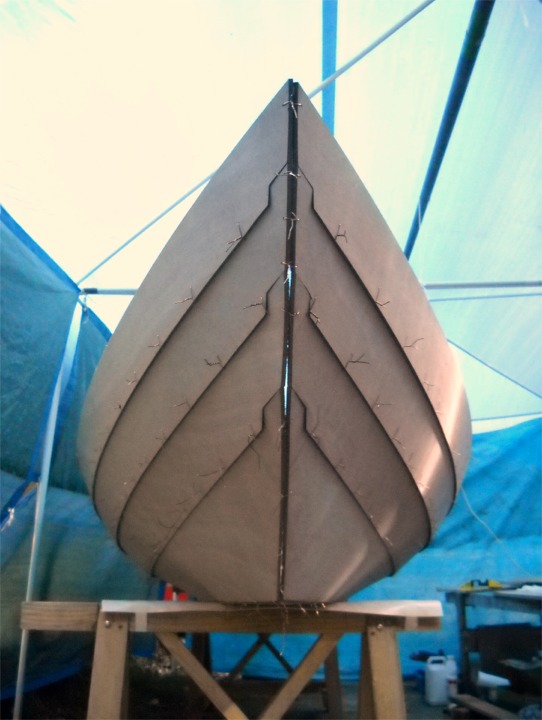 Vue de la proue. La sole est mod�r�ment cintr�e, de sorte que le brion est � peine immerg� lorsque le Doris 17 est en charge (d�placement max. 365 kg).