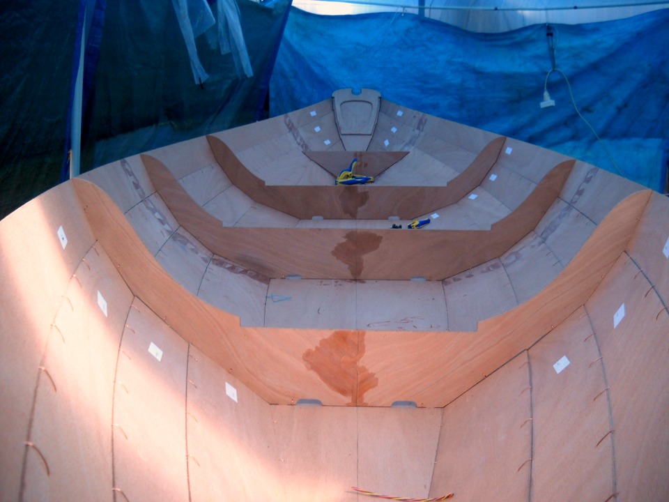 Et vue depuis la guirlande vers la poupe. Les membrures sont toutes pourvues d'anguillers, car il n'y pas de compartiment �tanche dans la version aviron du Doris 17. Les 115 litres de r�serve de flottabilit� se trouveront sous forme de mousse sous les si�ges. Cette flottabilit� est insuffisante pour la s�curit� d'un voile-aviron.