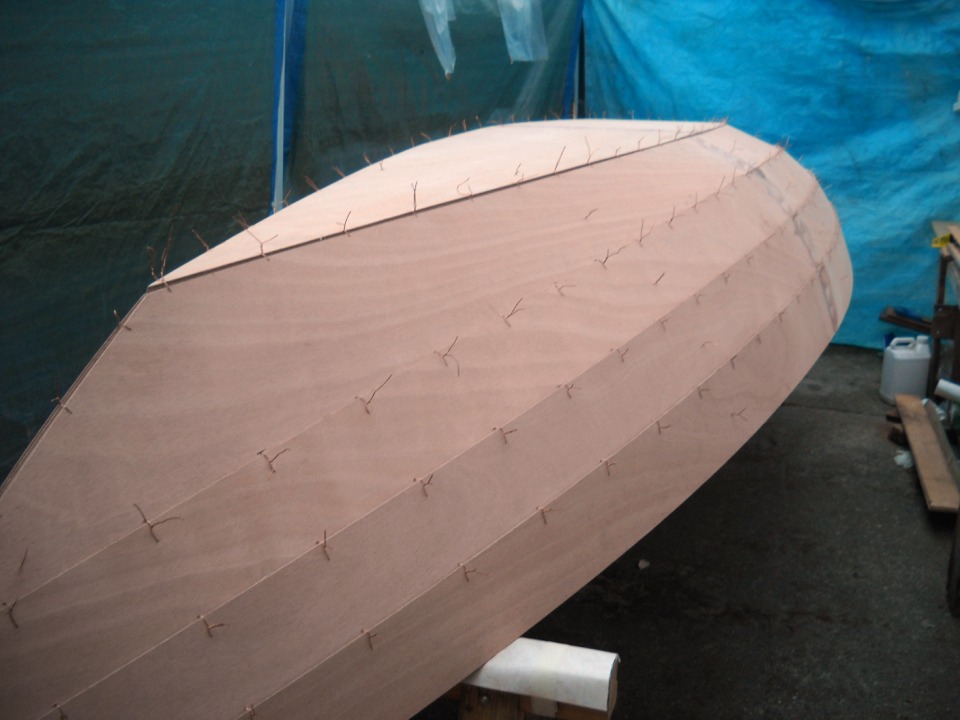 Bernard m'�crit qu'il a fait appel � Igor pour retourner sa coque, en vue du collage. Bernard publie un blog sur la construction de son bateau : ne manquez pas de le visiter : allez voir Clacagnute !