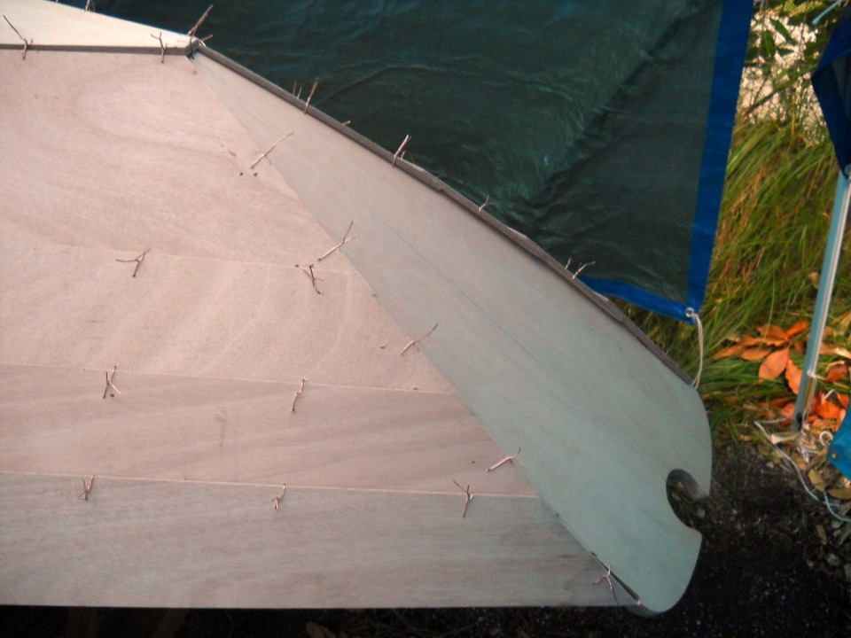 Vue du tableau arri&egrave;re caract&eacute;ristique du doris : tr&egrave;s inclin&eacute;, tr&egrave;s &eacute;troit, surtout du bas, qui se termine presque en pointe. On peut consid&eacute;rer que c'est la principale caract&eacute;ristique commune entre un doris des Bancs et un doris de Swampscott, comme le Doris 17. 