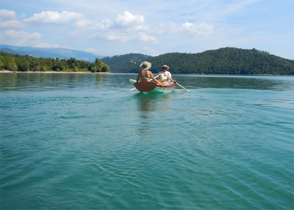 La couleur de la coque s'harmonise avec les tons verts et bleus de l'eau du lac de Saint-Cassien.