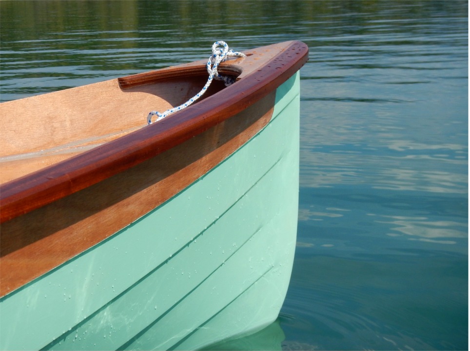 J'adore la combinaison de l'okoum&eacute; vernis avec ce vert tr&egrave;s lumineux. 