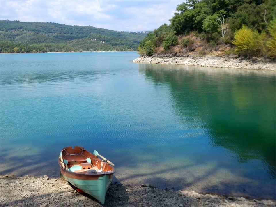 En effet, Annick et Emmanuel ont pr&eacute;f&eacute;r&eacute; les eaux calmes du lac pour leurs premiers essais de nage car ils &eacute;taient jusque l&agrave; exclusivement kayakistes et la nage en double demande un petit apprentissage pour la synchronisation et le dosage de l'effort entre les deux bras. 