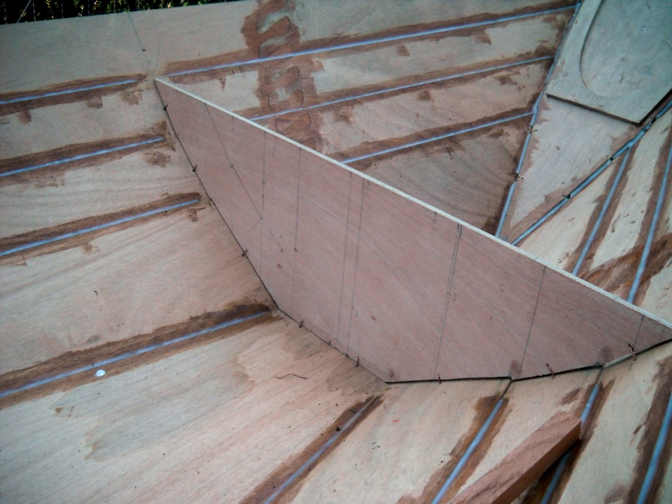 Voici la cloison du compartiment arri&egrave;re. Bernard l'a avanc&eacute;e de 10 centim&egrave;tres, alors que j'ai avanc&eacute; la mienne de 15 centim&egrave;tres : les 5 centim&egrave;tres de diff&eacute;rence sont "vol&eacute;s" au nageur arri&egrave;re. Bernard nous fait remarquer que c'est quand-m&ecirc;me la place du chef de nage, pas celle du nain du bord... A suivre lors des essais ! 