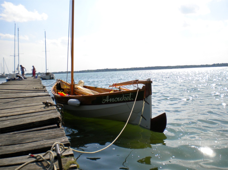 Ludo nous envoie deux images d'Anouket : il est allé naviguer cet été avec son Skerry construit sur plans en Corse, à Belle-Ile et sur le Lac du Der. C'est ce dernier que nous voyons ici. 