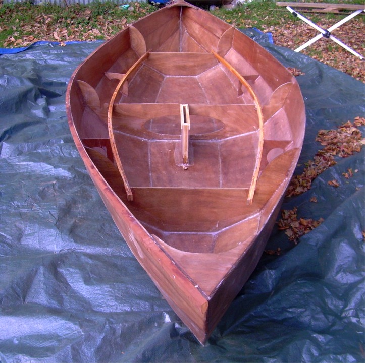 Fr&eacute;d&eacute;ric m'envoie les trois images suivantes du "Grand Skerry" qu'il construit dans le Morbihan. Il a un peu "gonfl&eacute;" les cotes des plans pour porter son Skerry de 4.58 m &agrave; 5.13 m. On voit sur cette image que Fred a ajout&eacute; une serre &agrave; hauteur des bancs afin de rigidifier sa coque. 