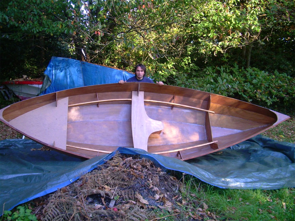 Fr&eacute;d&eacute;ric pose avec son "Grand Skerry" : on reconnait bien la forme de la coque de l'original, et l'augmentation de taille lui donne un volume impressionnant. 