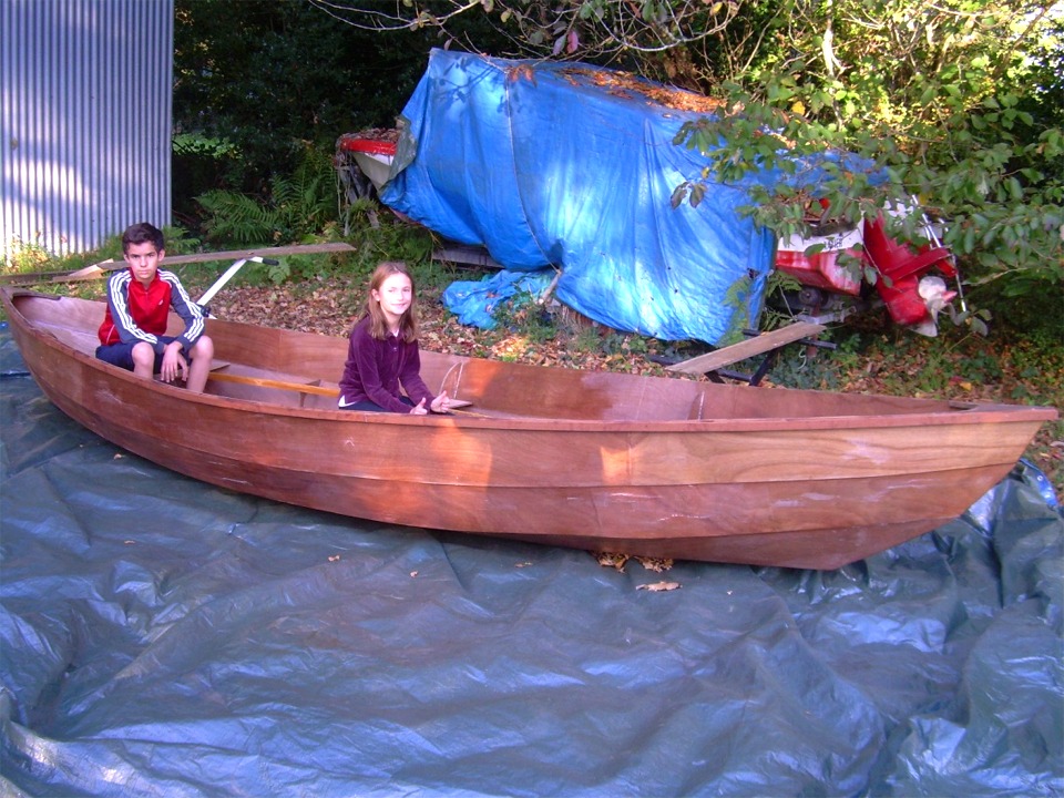 Apparemment, les enfants sont press&eacute;s que Papa finisse de construire ce "Grand Skerry" ! Le plus gros du travail est fait, mais pas d'impatience, les finitions prendront encore beaucoup de temps... 