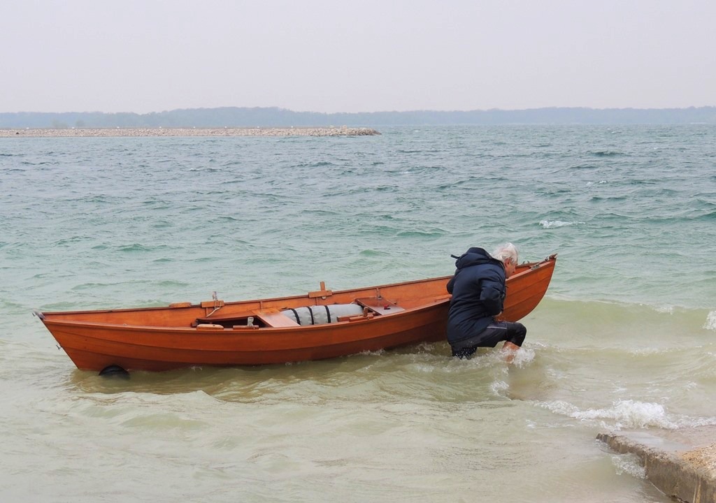 Bernard transf&egrave;re son Doryplume "Prise de Ris'k" de la cale de mise &agrave; l'eau &agrave; la plage d'o&ugrave; il partira plus facilement. Notez les roues encore en place sous l'aileron. 