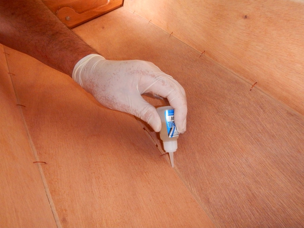 En plus des sutures, nous collons les panneaux ensemble à la colle cyanolite afin de pouvoir enlever les sutures et de ne pas être gênés pour faire les joints à l'époxy entre les panneaux. 